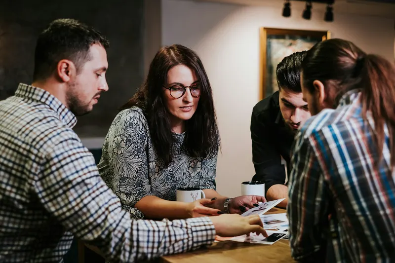 Une équipe réunie autour d'une table de travail